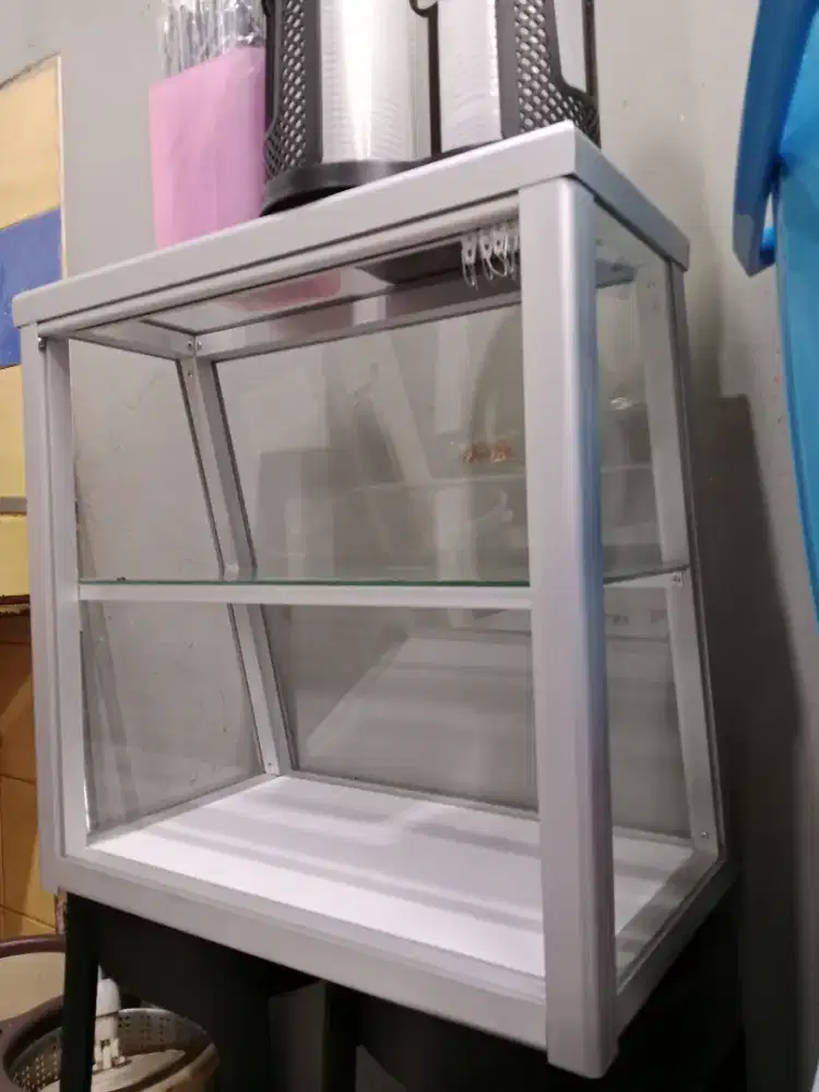 Second etalase 60x60x30 bentuk miring 2 tingkat bersih seperti baru