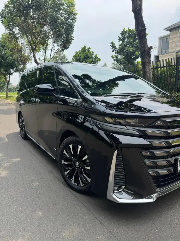 toyota vellfire 2024/2025 vip lounge km9000 like new!!!