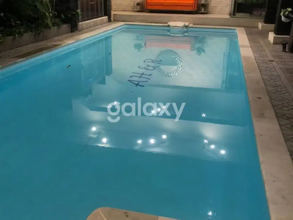 Rumah Mewah Manyar Kartika. Ada Kolam Renang.