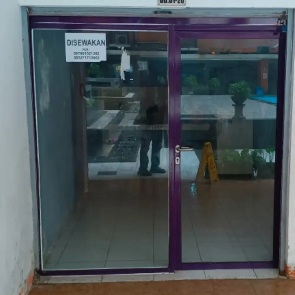 Kios Disewakan Dijual Depan Halte Busway, Kampus Padat Penduduk Jaksel