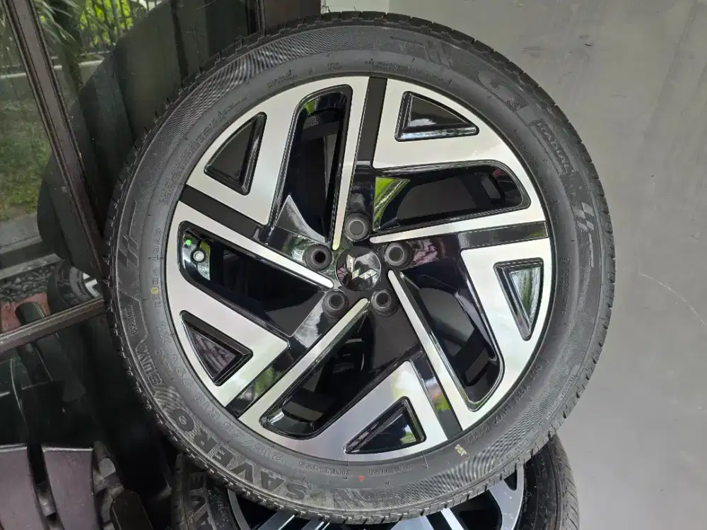 Velg dan Ban Wuling Almaz Hybrid R18