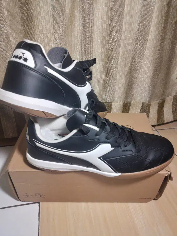 Sepatu futsal diadora