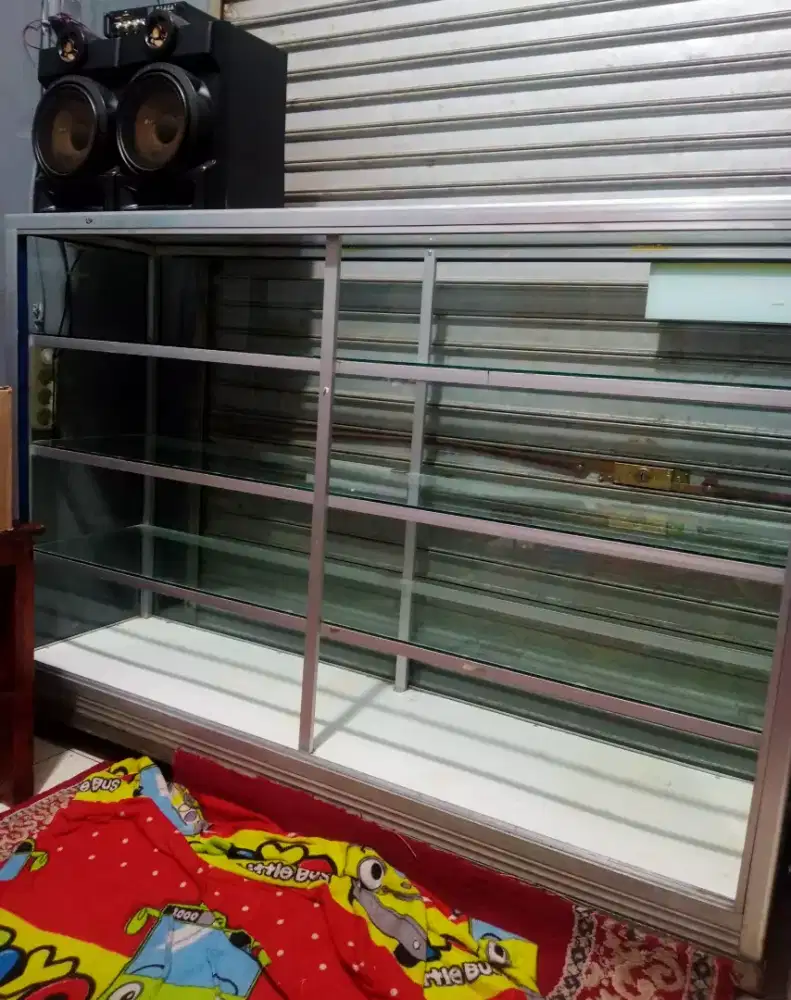 Etalase bekas warung