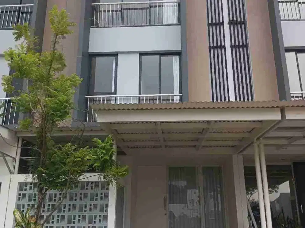 Disewakan Rumah 3 Lantai di Royal Residence Cluster Oakwood Wiyung Surabaya Barat