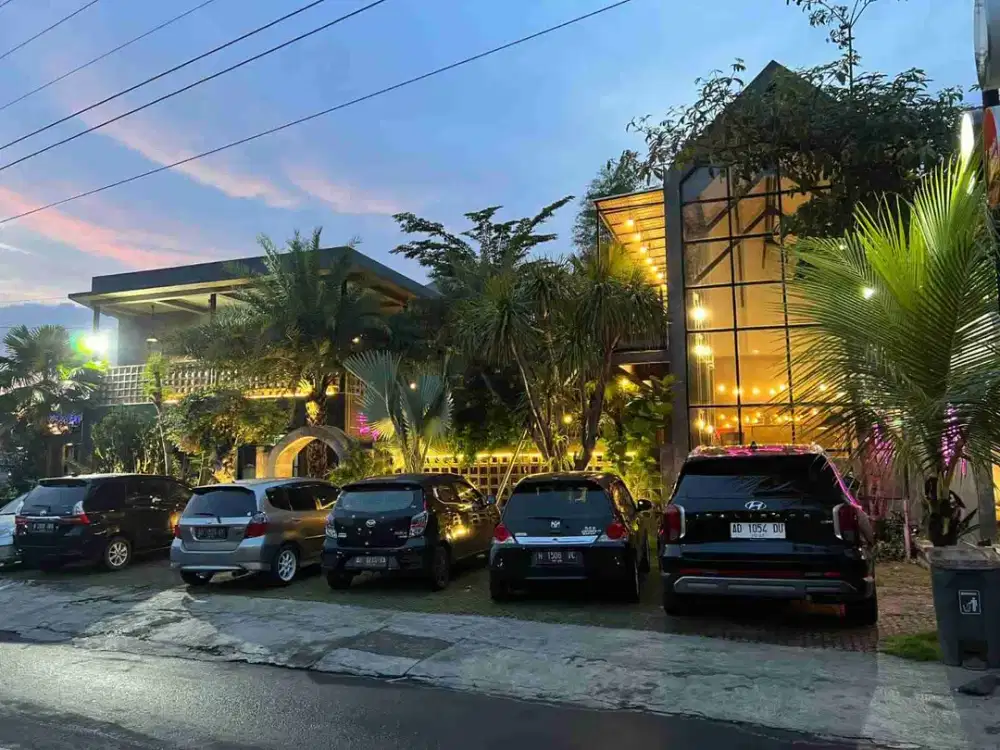 Dijual Cafe Area Kampus Super Strategis Lokasi Jebres,Solo Luas 430m2