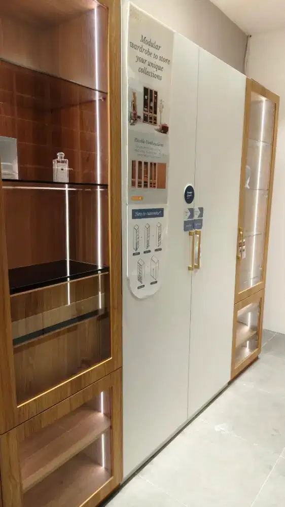 Lemari 4 pintu LED besar dan panjang