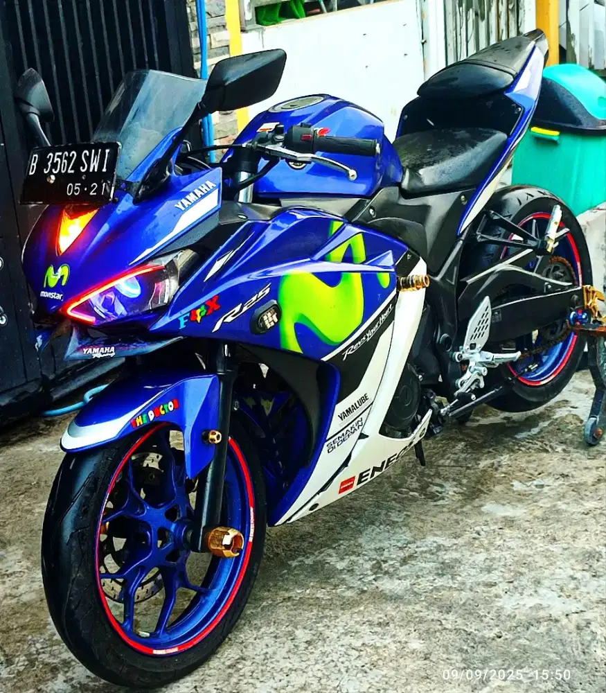Yamaha R25 movie star