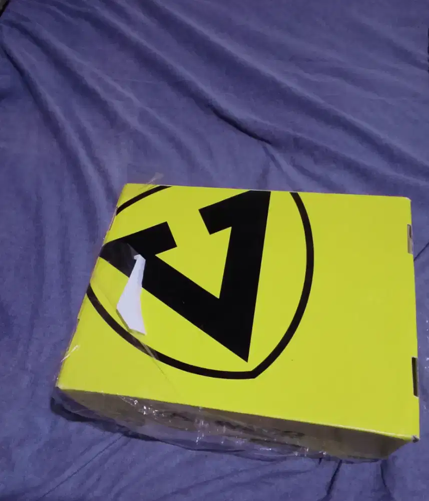 Jual sepatu baru belum pernah d pakai salah warna