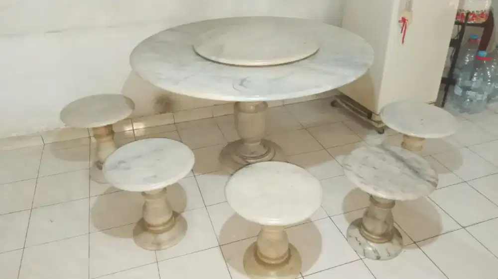 Meja marmer bundar dan bisa mutar