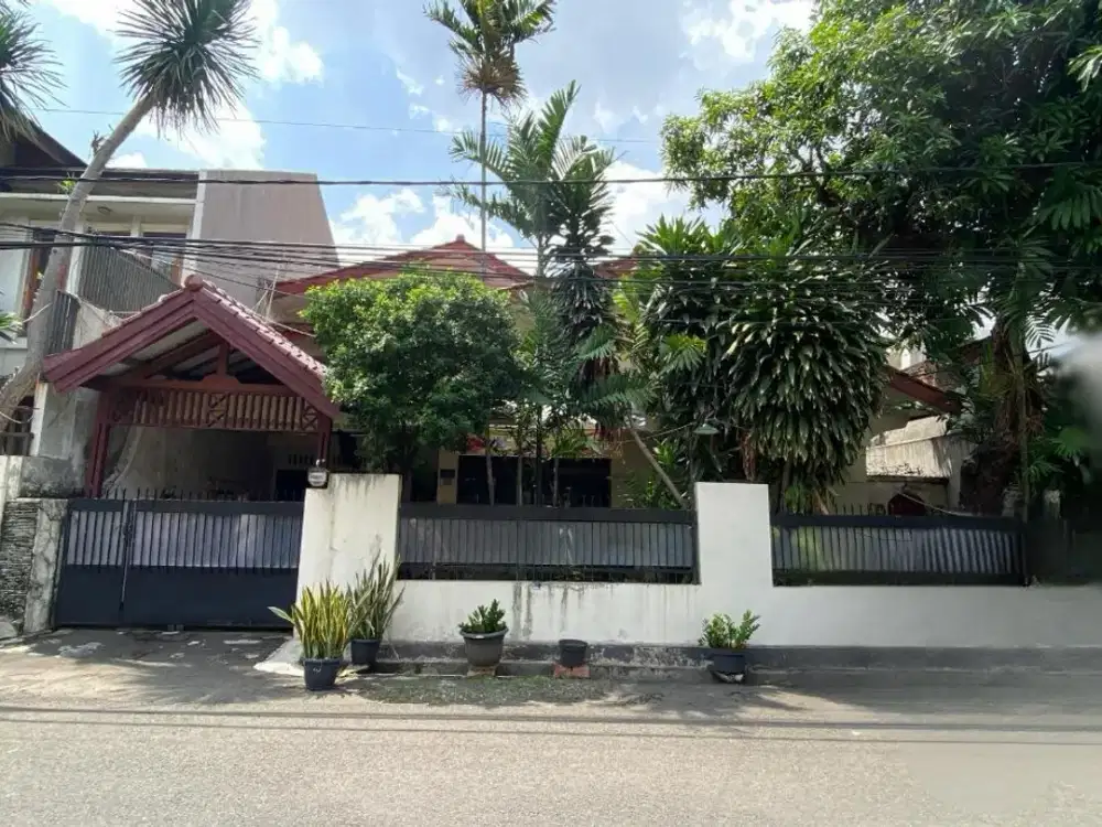 Rumah Besar dan Terawat di Tebet Barat, Akses Jalan 3 Mobil