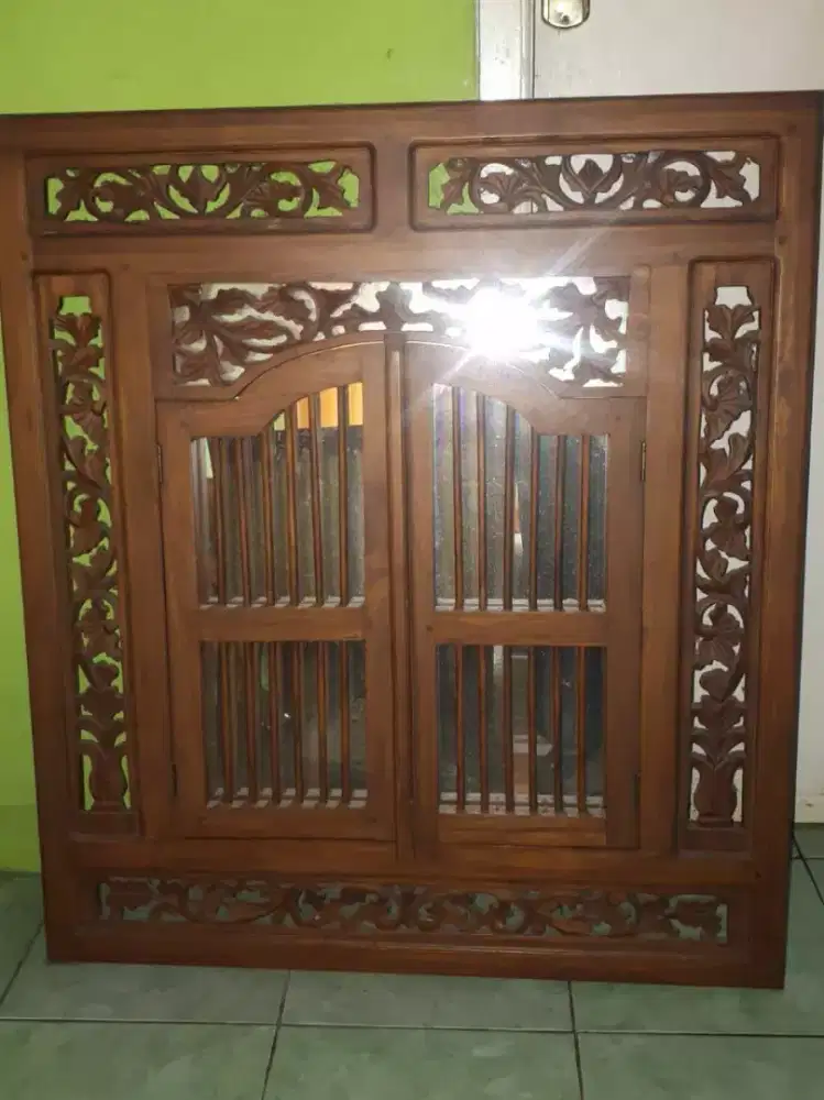 Jendela Cermin Antik