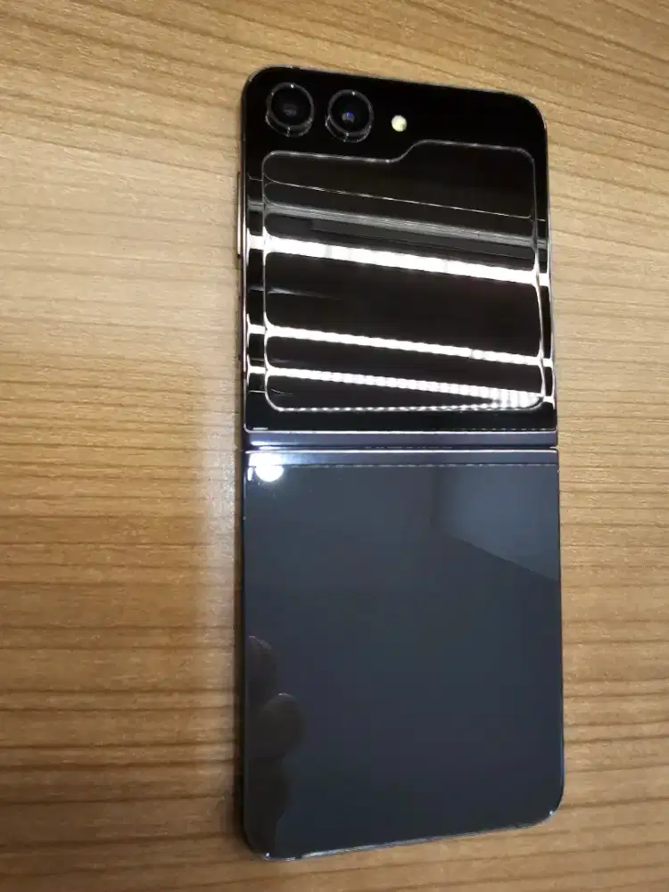 Sansung Zflip5 8GB 256GB Graphite seperti baru, garansi resmi SEIN
