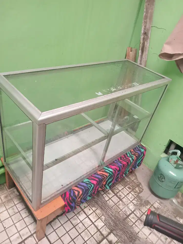 Etalase kaca almunium.