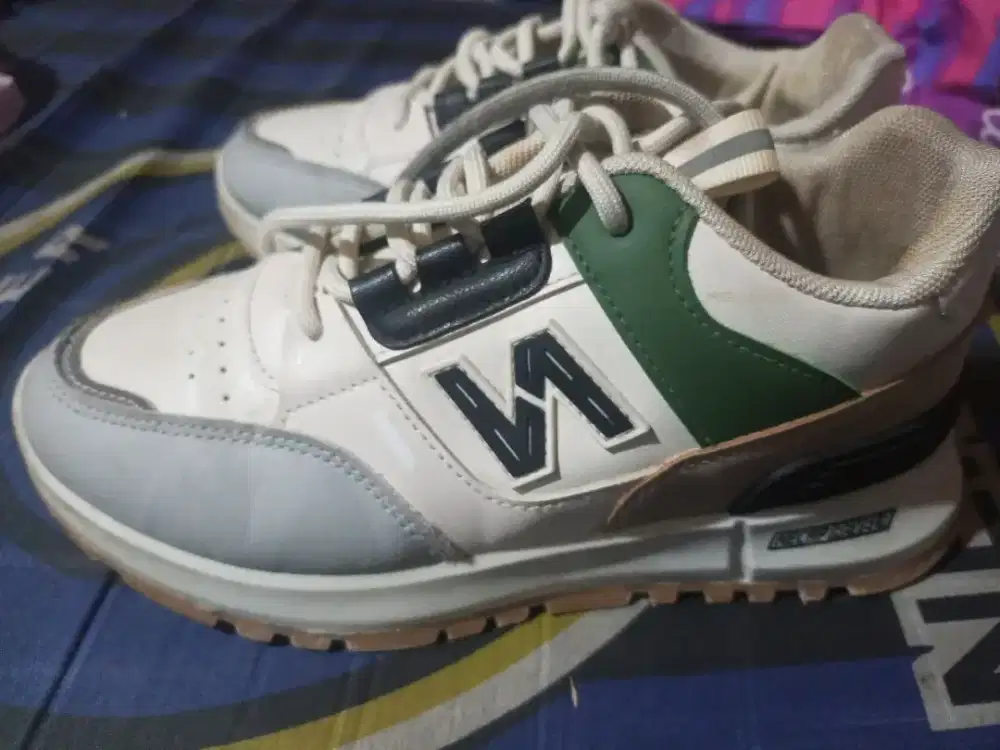 Sepatu anak perempuan