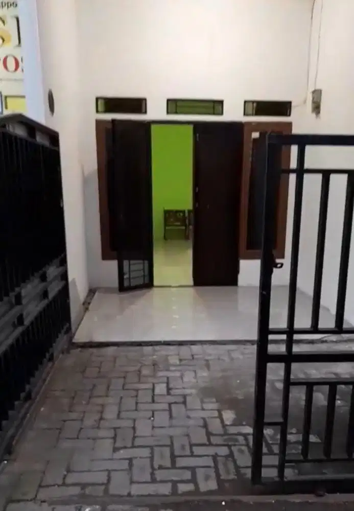 Disewakan rumah 3 kamar tidur , 4 kamar mandi ada perabot, ac