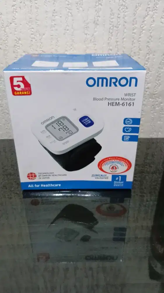 Alat pengukur tekanan darah merek OMRON