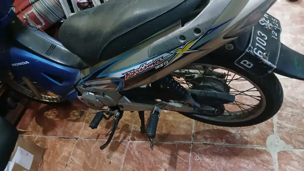 Honda Karisma tahun 2005 warna hitam biru