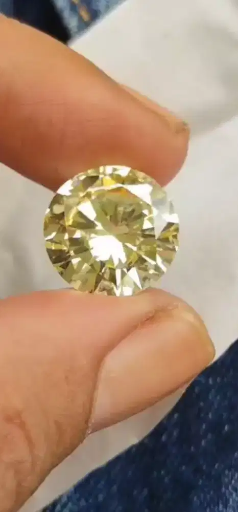 Natural Diamond fancy light yellow 9,5ct