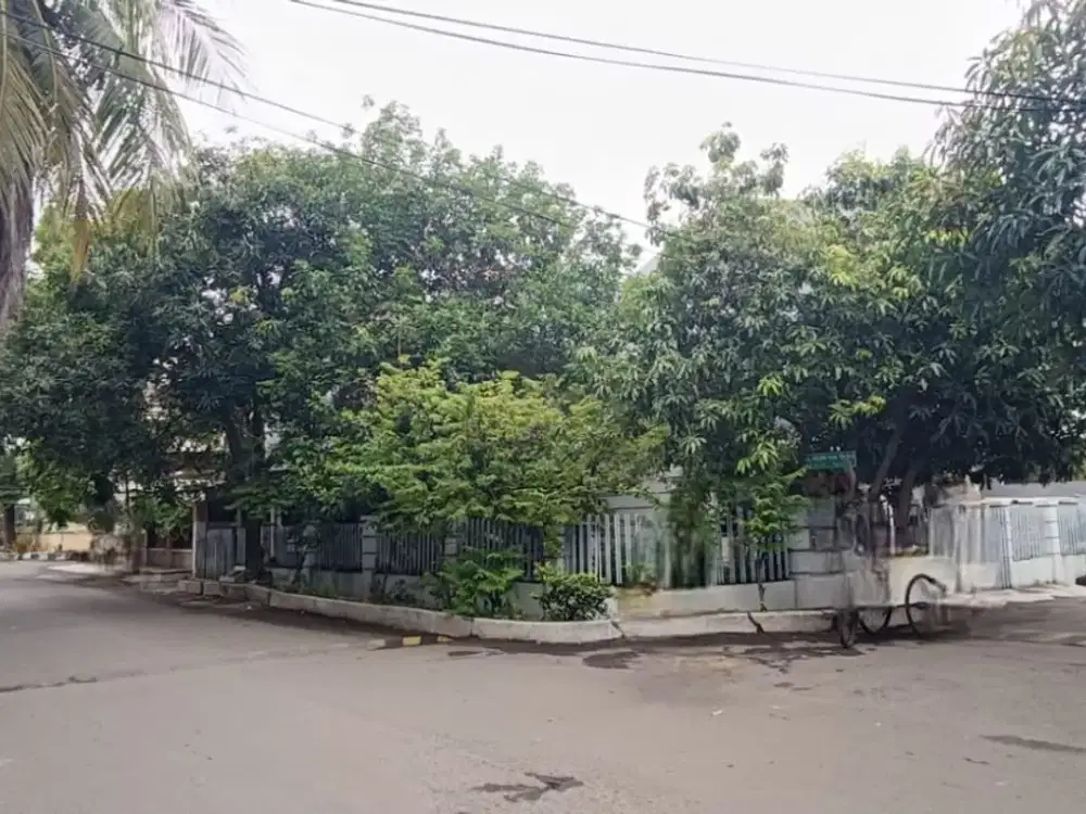 Rumah Lama Puan Timur Kelapa Gading 20x15m, 1,5 lantai, hoek, jalan lebar