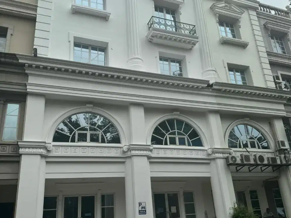 Langka Ruko Gandeng 4 Lantai Semi Furnish & Ada Lift Serta Parkiran Luas di Kemang Jakarta Selatan