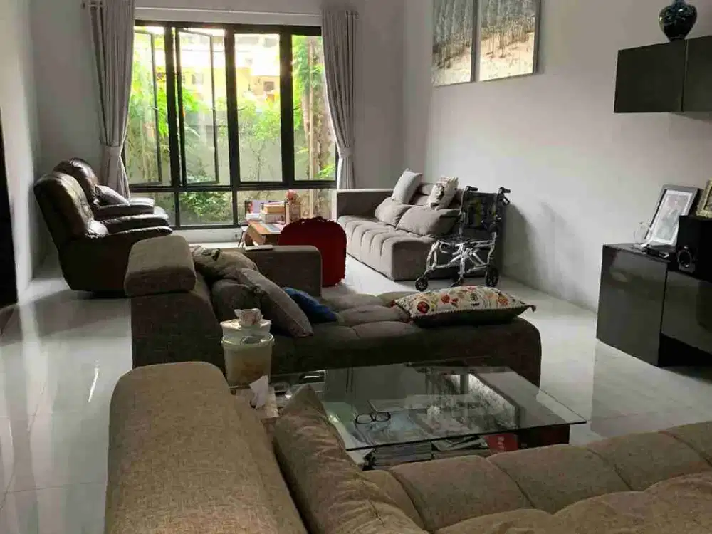 Dijual rumah siap huni murah 5,6M di Tebet LT 197 LB 280 garasi carport 3mobil dkt jl raya