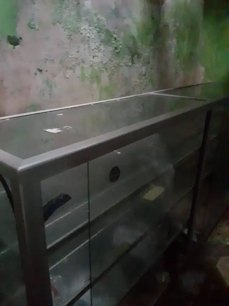 Etalase kaca 1.5 meter