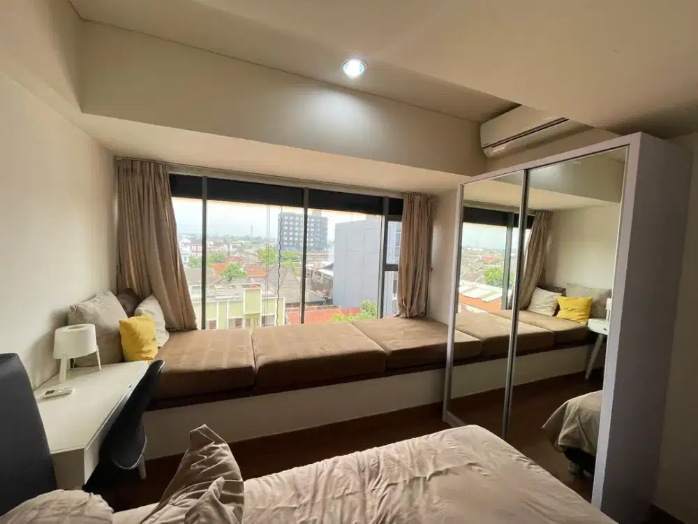 Dijual apartemen lantai 7, hadap ke merapi/merbabu, full furnished, wallpaper.