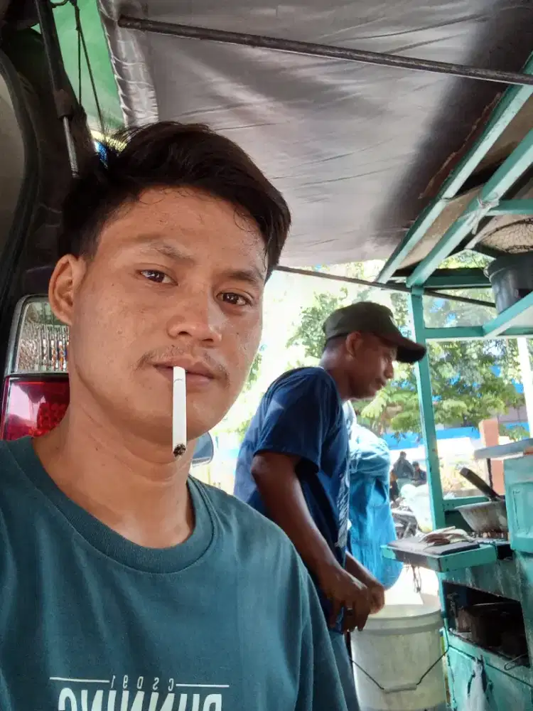 Mencari pekerjaan apa aja.