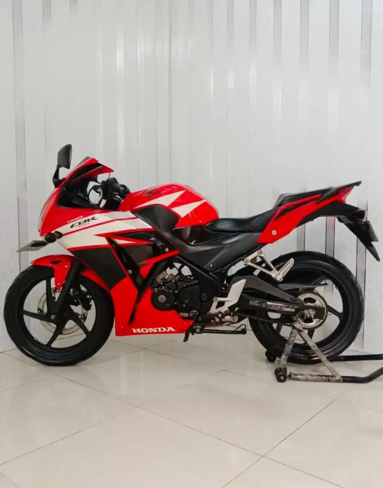 HONDA CBR 150R RED RACING KM LOW