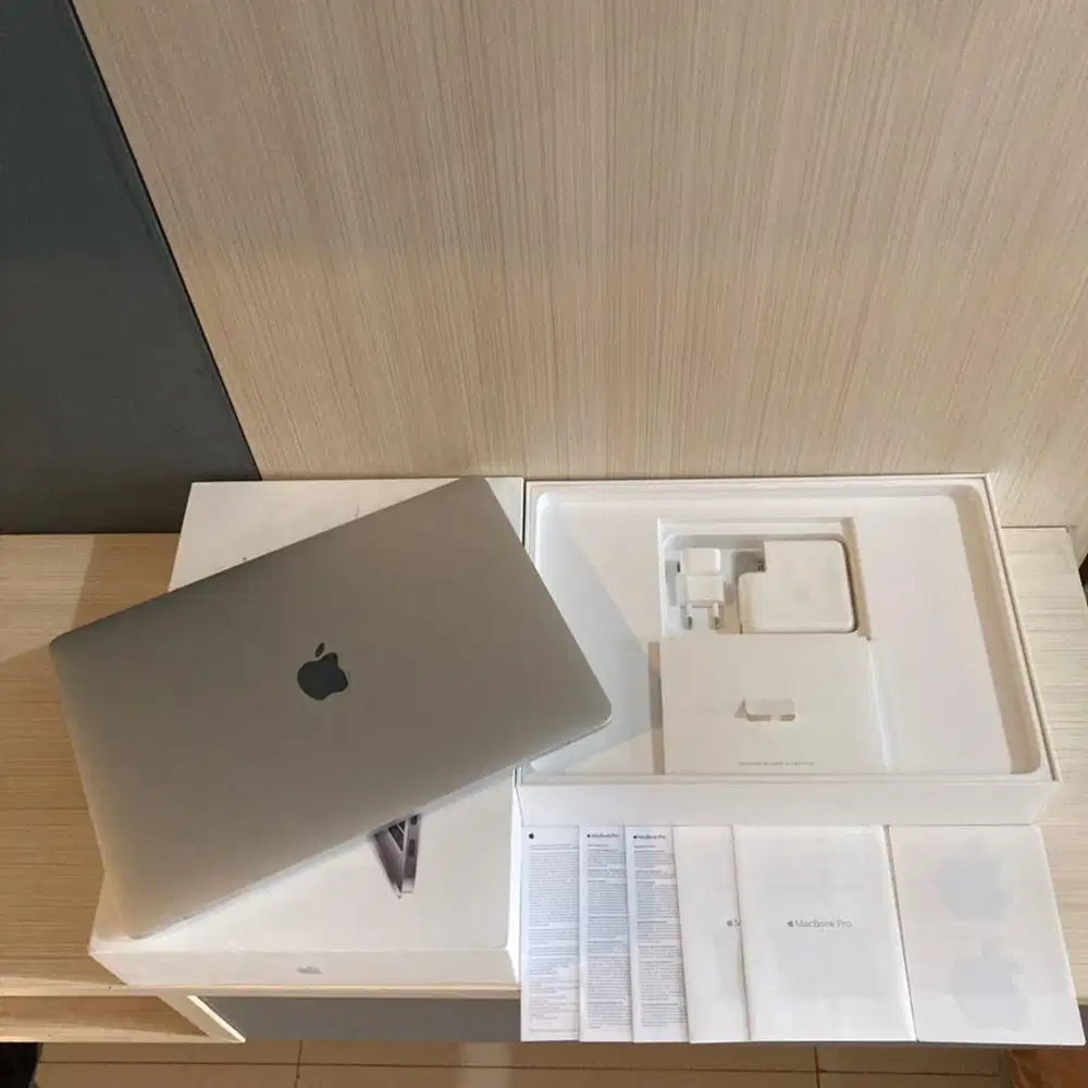 Macbook Pro 13 2018 ibox Like New Fullset