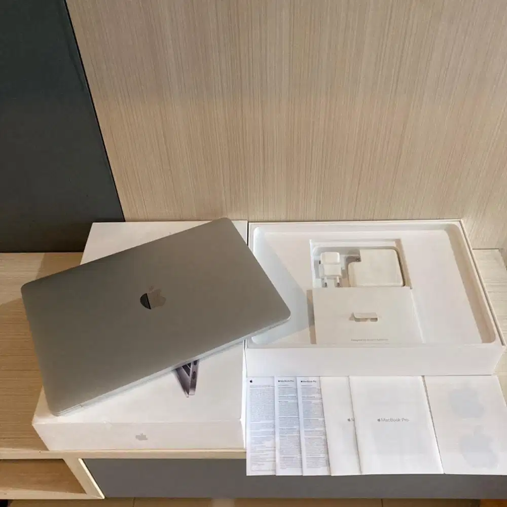 Macbook Pro 13 ibox 2018 NTB Like New Fullset