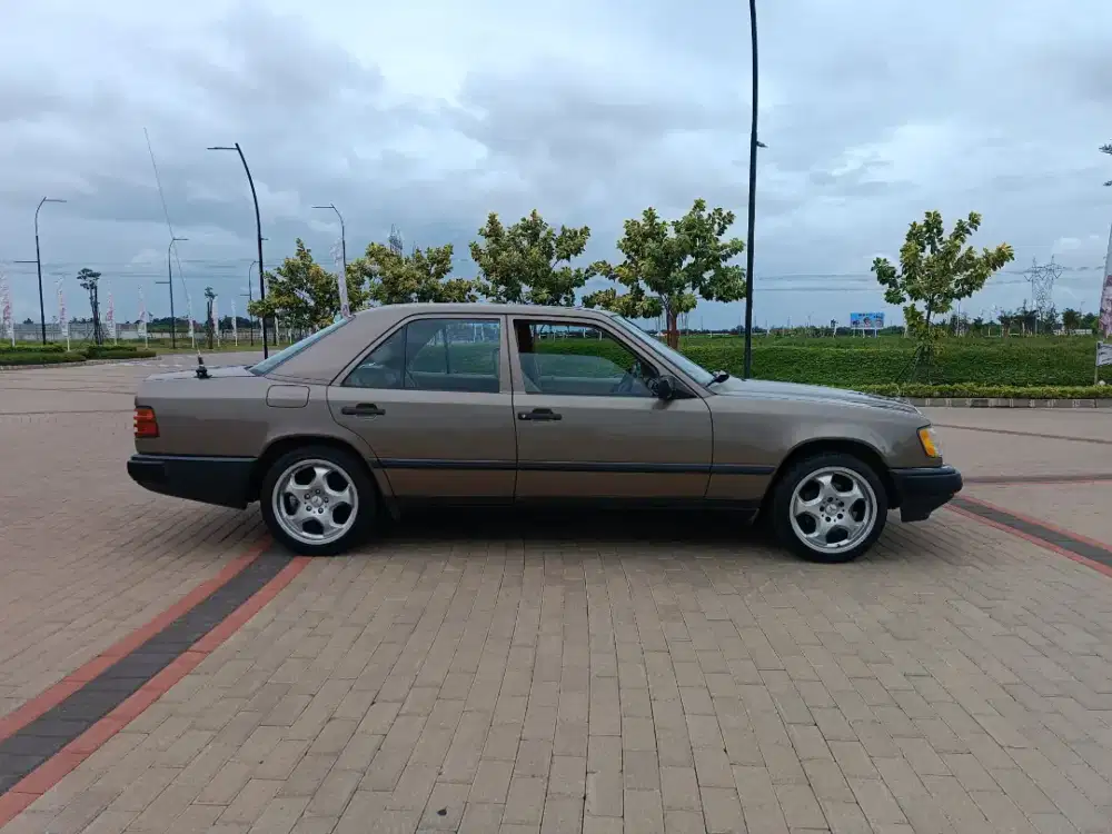 Mercedes benz W124 230E 1990 Glowing