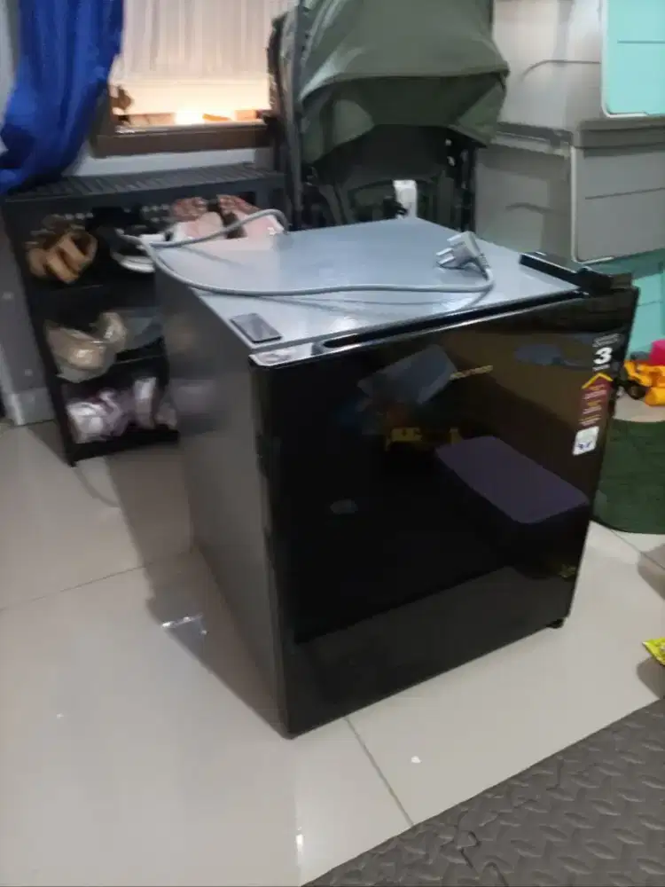 Preloved Kulkas Minibar Polytron Mini Refrigerator 50L PRH 51