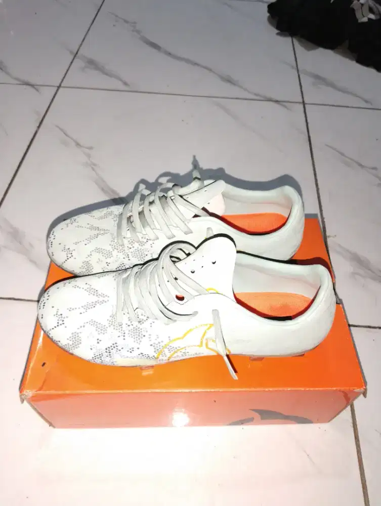 SPATU SEPAK BOLA