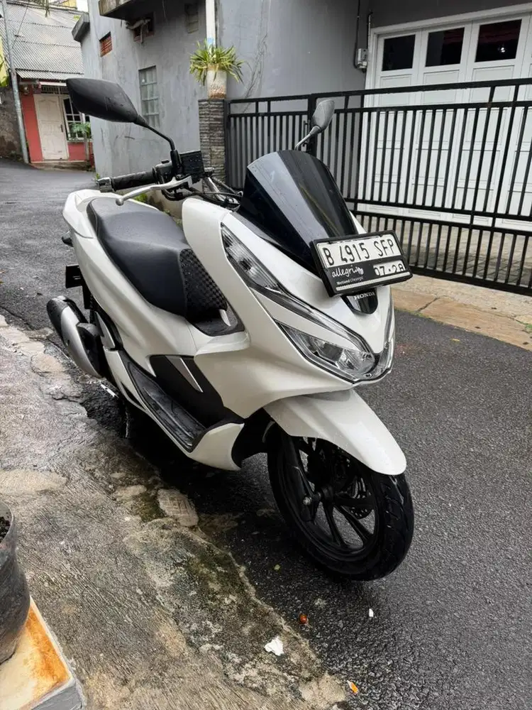 Jual honda pcx low km 16.900 km, lengkap semua seperti baru.