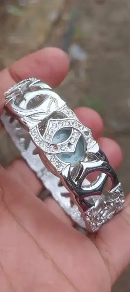 Gelang jam merk Gucci