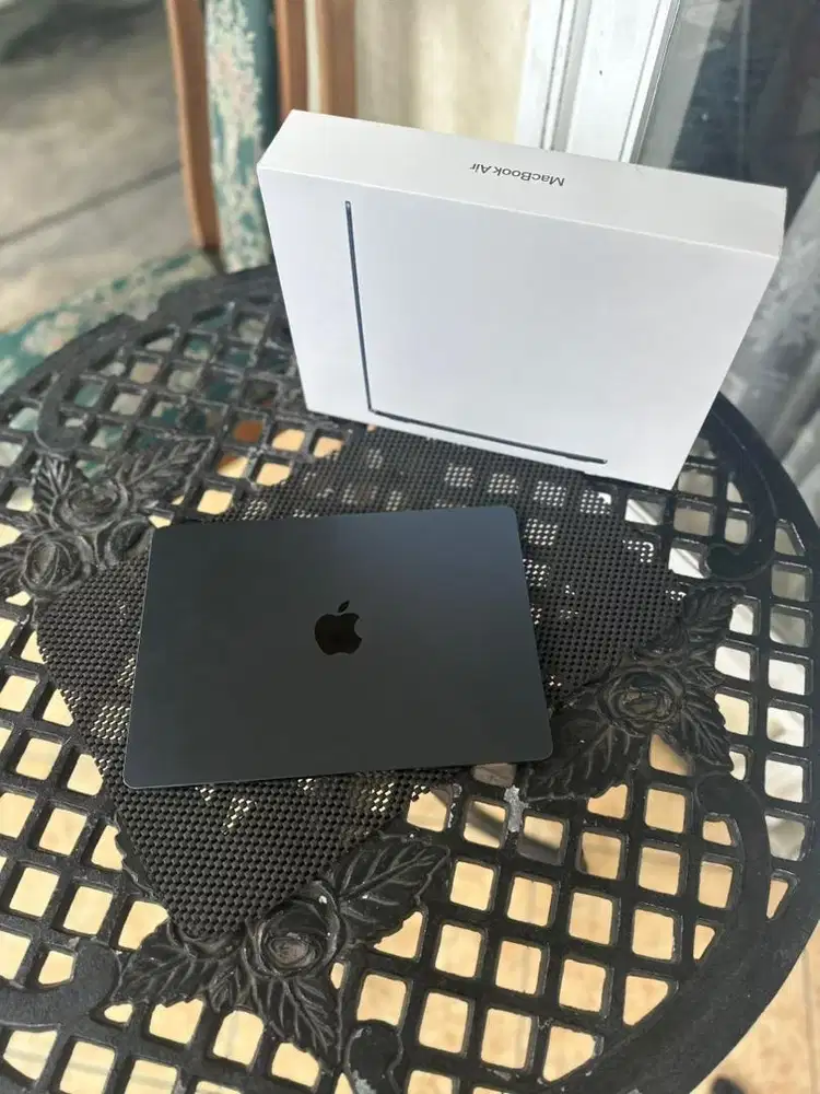 macbook air m2 16/256 GB iBox garansi on 2026 bh 100%