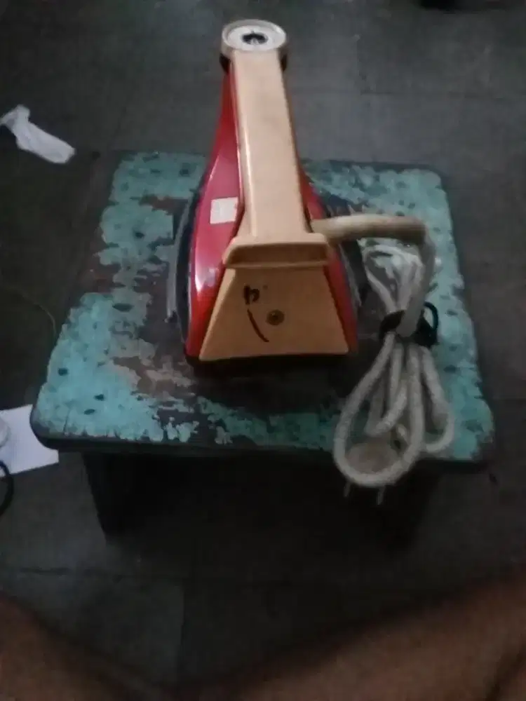 Seterika merk Sanyo buatan jepang 220 volt 300 Watt bekas normal