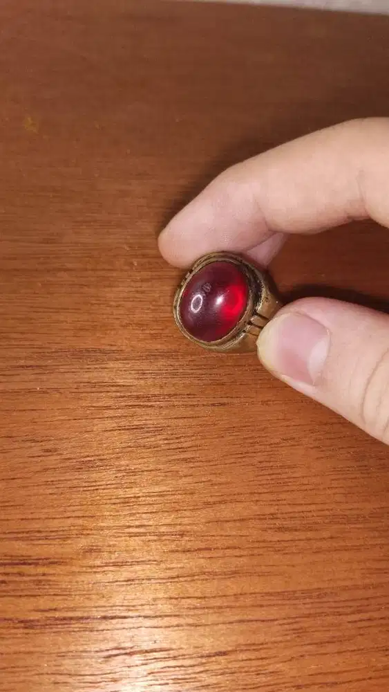 Batu perhiasan tangan berupa cincin batu akik siam dengan ukuran sedan