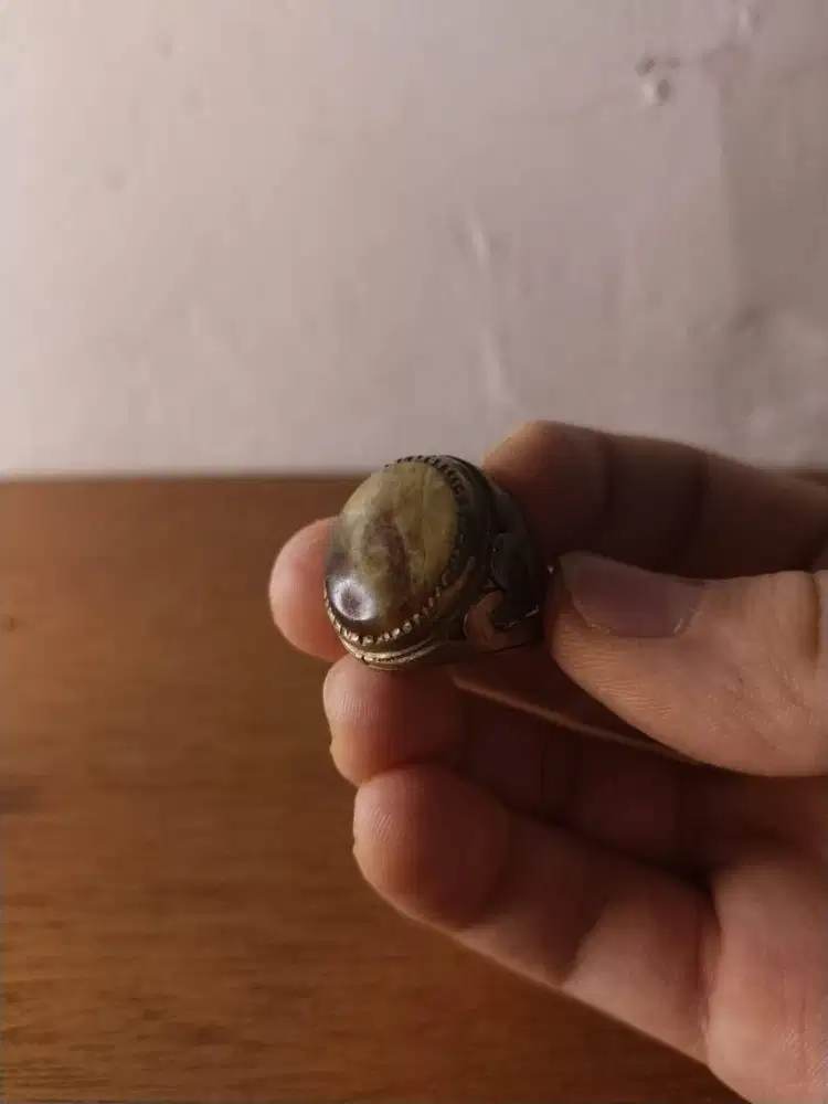 Batu perhiasan tangan berupa cincin batu akik