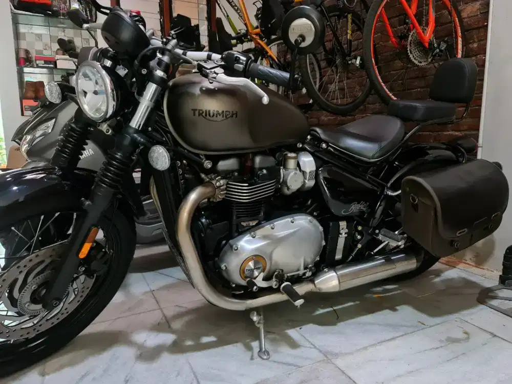 Triump bonnevile bobber 2018. Hijau army