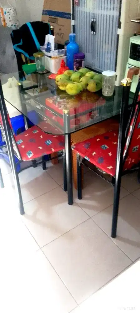 Meja makan kaca 4 kursi