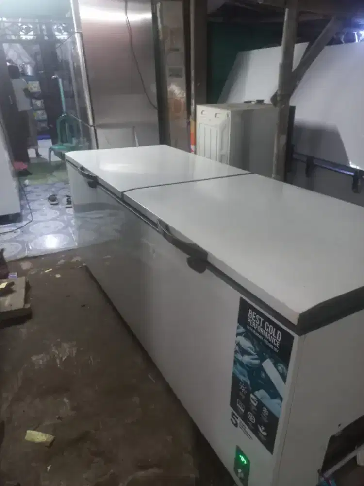 Frizer bok merek GEA kepiting