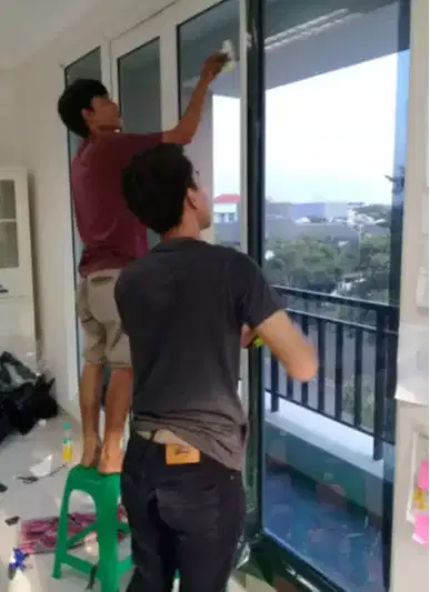 Ahlinya pasang kaca film & Sticker kaca kantor gedung di jamin rapi