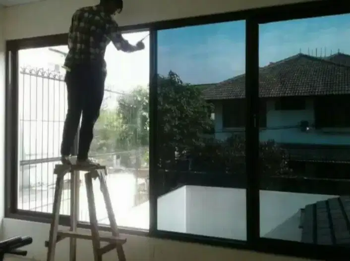Jasa pemasangan sticker kaca film gedung