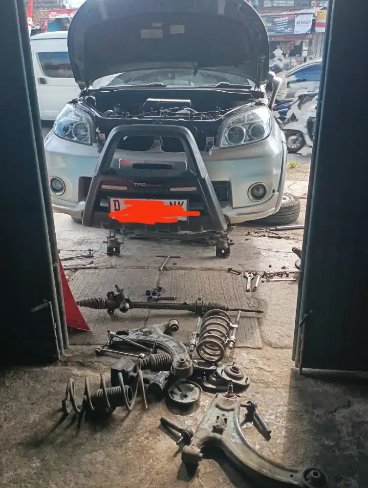 Specialis kaki kaki dan rek setir mobil.