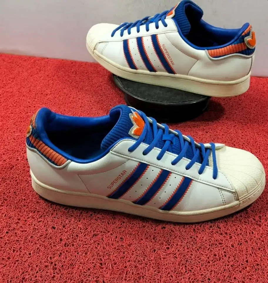 SEPATU ADIDAS mulus seperti baru