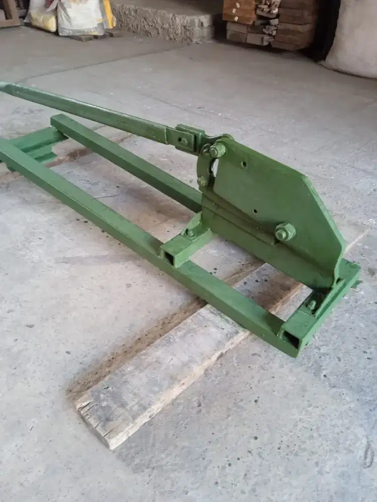 Gunting plat besi manual