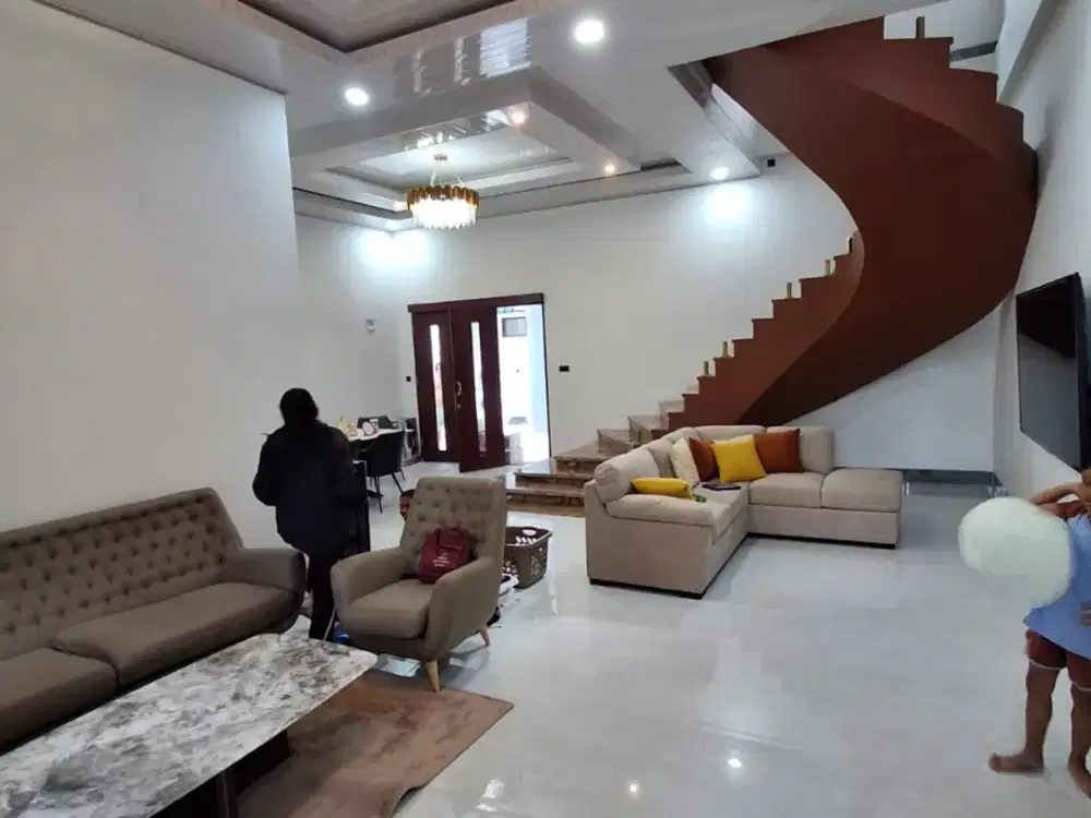BANGUN RUMAH MEWAH LOKASI ELIT 7X28M2 4KT 4KM POOL DAN INTERIOR CANTIK
