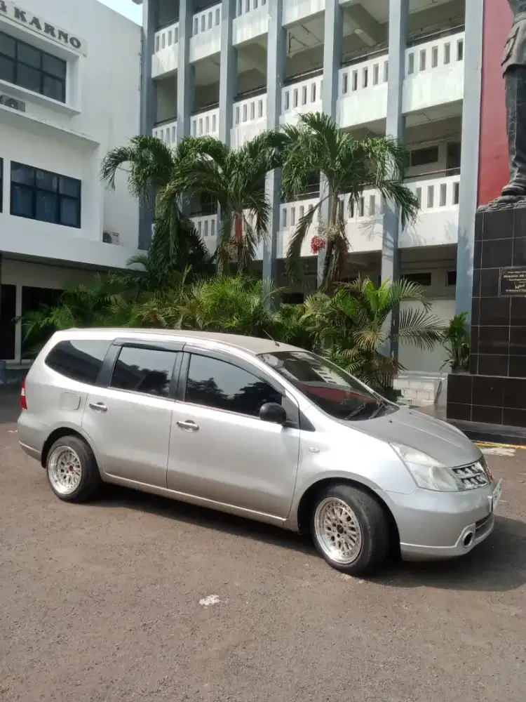 Nisan Grand Livina XV 2013